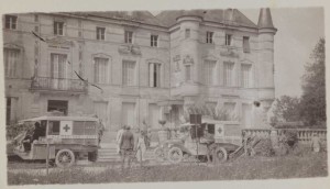 L'arrivée des blessés à l'ambulance 9/6 au château du Petit Monthairon (archives de Haute-Savoie- Cote : 53 Fi 370)