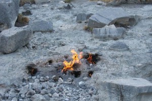 Flammes permanentes du site de Chimaera en Turquie, dues à la combustion d'un mélange de méthane et d'hydrogène naturel. https://www.usinenouvelle.com/article/l-hydrogene-naturel-future-source-d-energie.N1840082