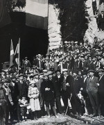 Gino Valatelli, au centre la main sur la boutonnière, lors des festivités du percement  du tunnel, octobre 1913.