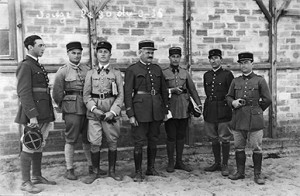 2e à gauche, le capitaine Chounet en compagnie d'officier du 57e RI au camp de Souge en 1936. Coll particulière.